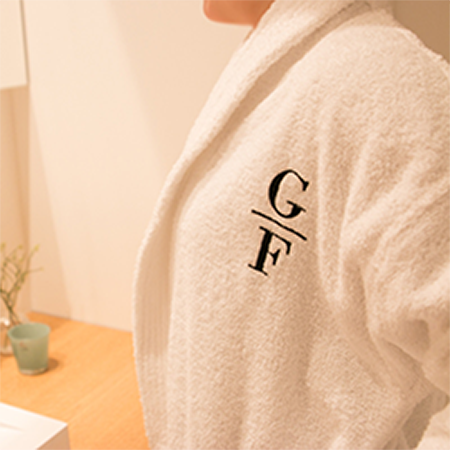 Bademantel mit meinem Monogramm personalisiert oder bestickt
